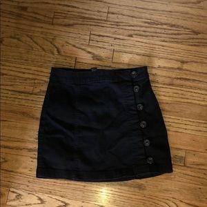 BLACK SKIRT WITH BUTTONS